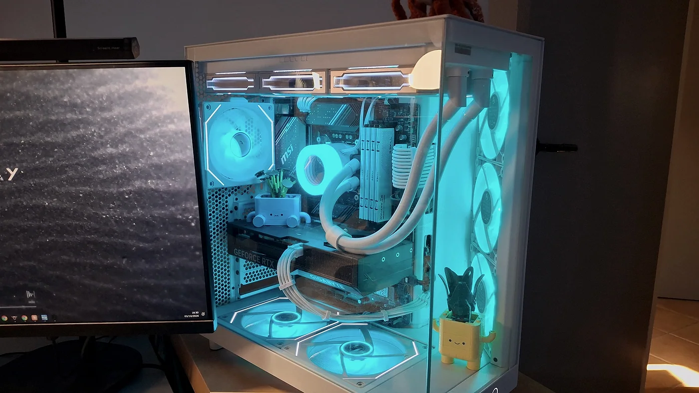 Le PC blanc vu de côté, avec son refroidissement liquide et ses ventilateurs éclairés en bleu clair.